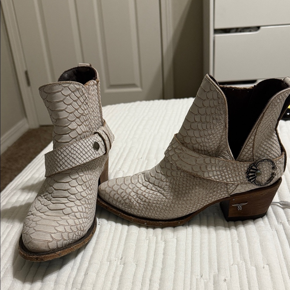 Lane Women's Cream Snakeskin Ankle Boots size 7.5